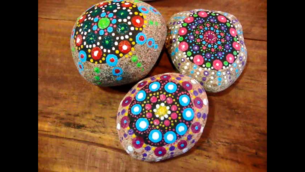 Pedra pintada à mão com desenho de mandala!