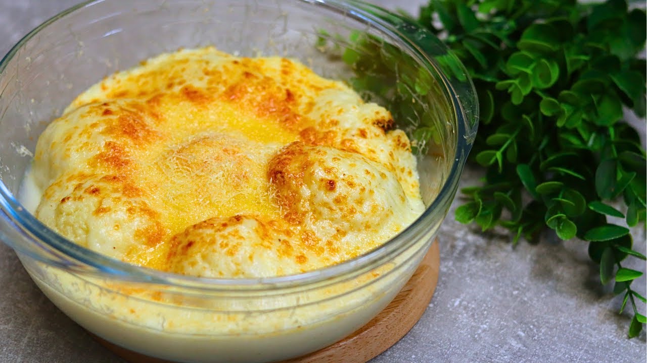 Ein sehr einfaches und leckeres Rezept f&uuml;r Blumenkohl im Ofen in heller So&szlig;e! Low Carb Auflauf