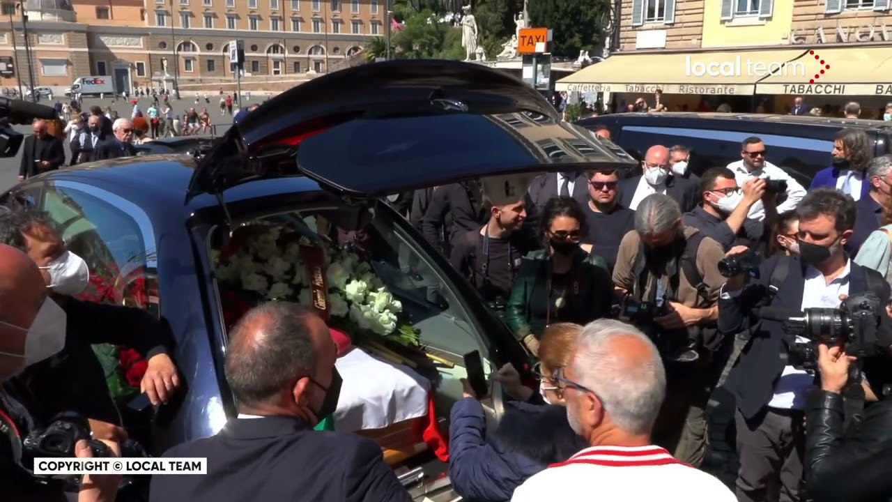 Funerali Assunta Almirante: l'uscita del feretro