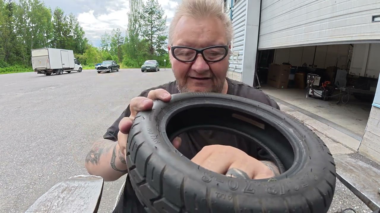 Sähkö moposta kumi rikki