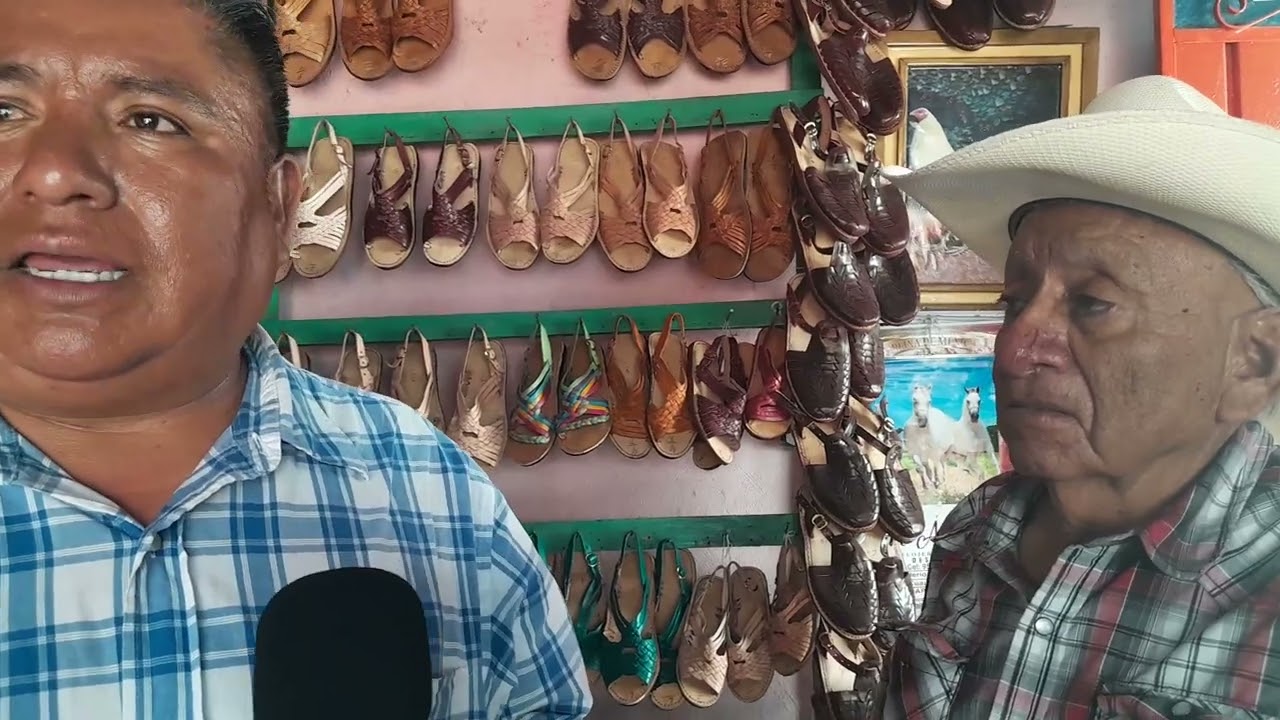 A pesar de las adversidades, en Chila de las Flores perduran la fabricación de huaraches.