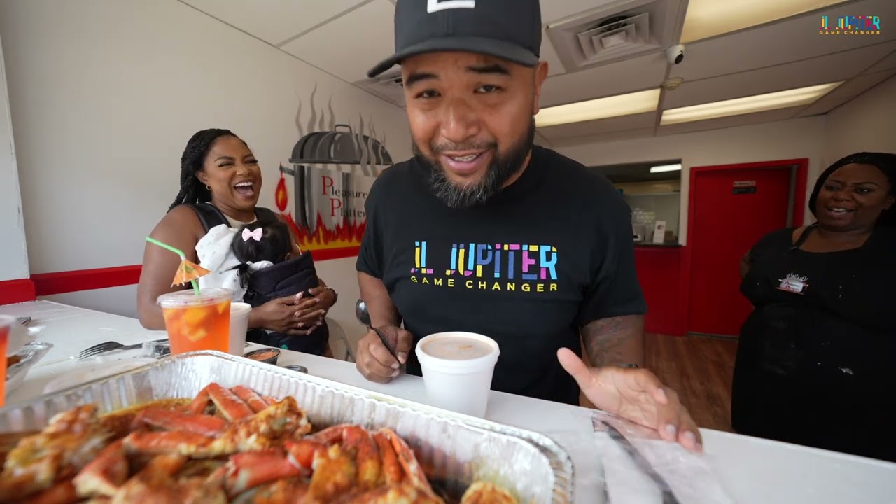 Продаёт блюда из дома в свой магазин. Изумительные морепродукты в ресторане Pleasure Platters в Ф...