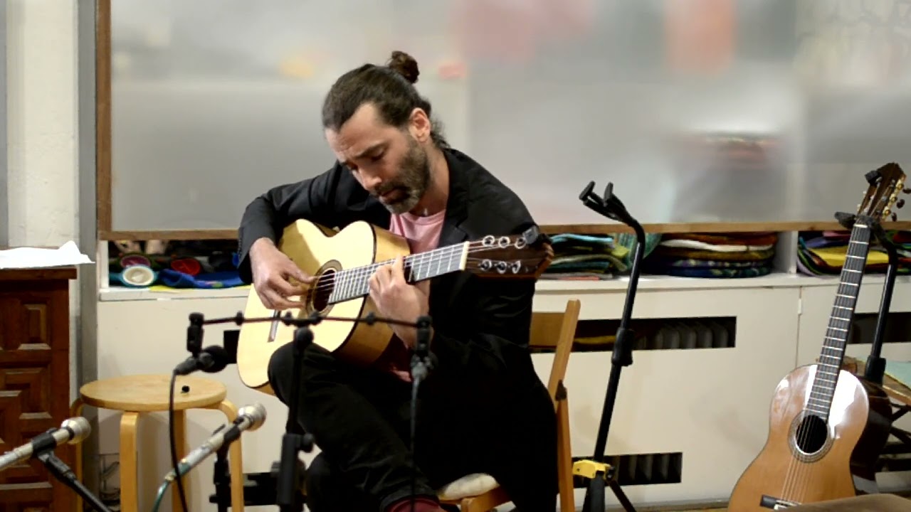 Kilómetro Once (from folklore), arranged and performed by Agustin Luna