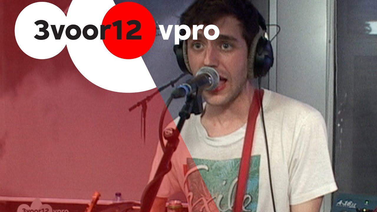 Ezra Furman & His Boyfriends - Walk On In Darkness Live bij 3voor12 Radio