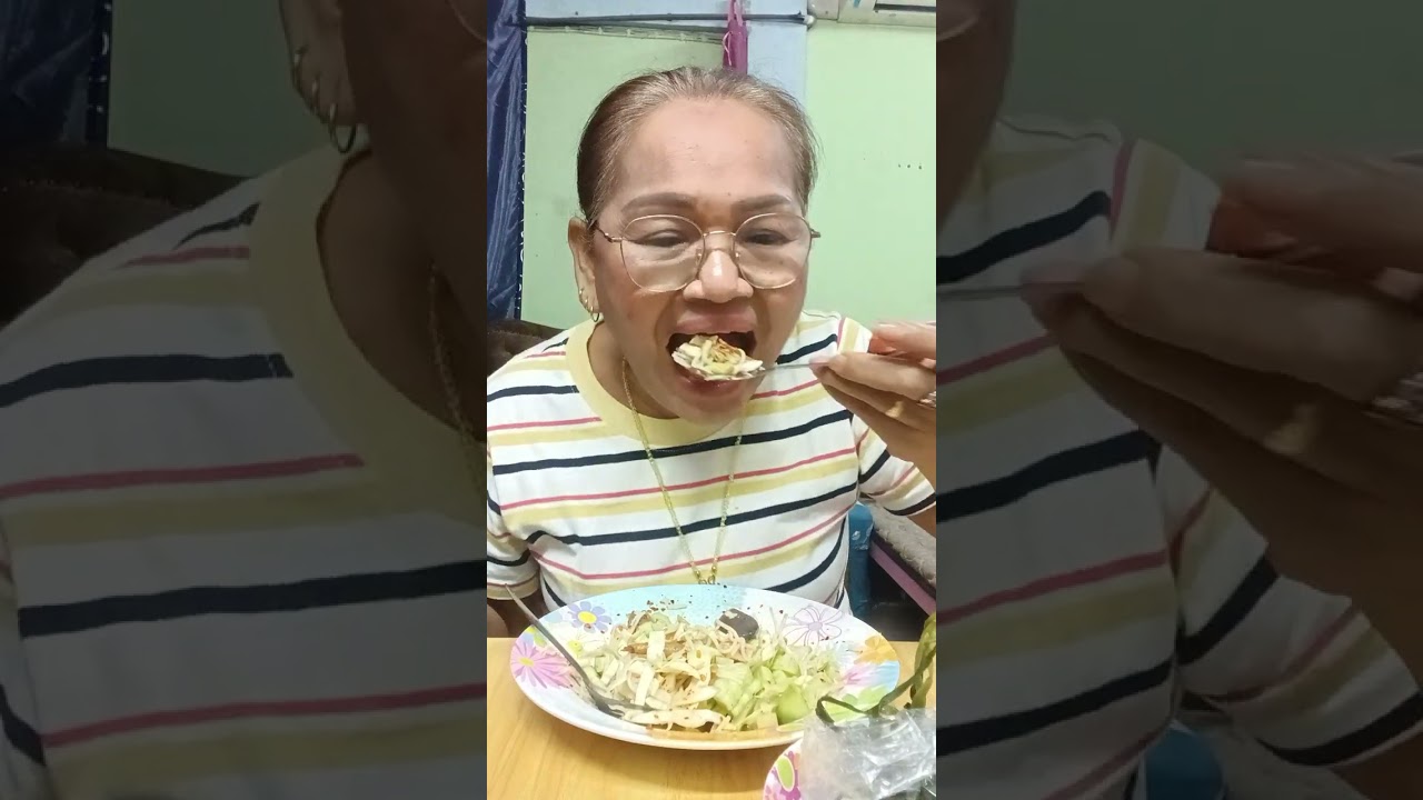ทานขนมจีนซาวน้ำปลาร้ากันค่ะทุกคน