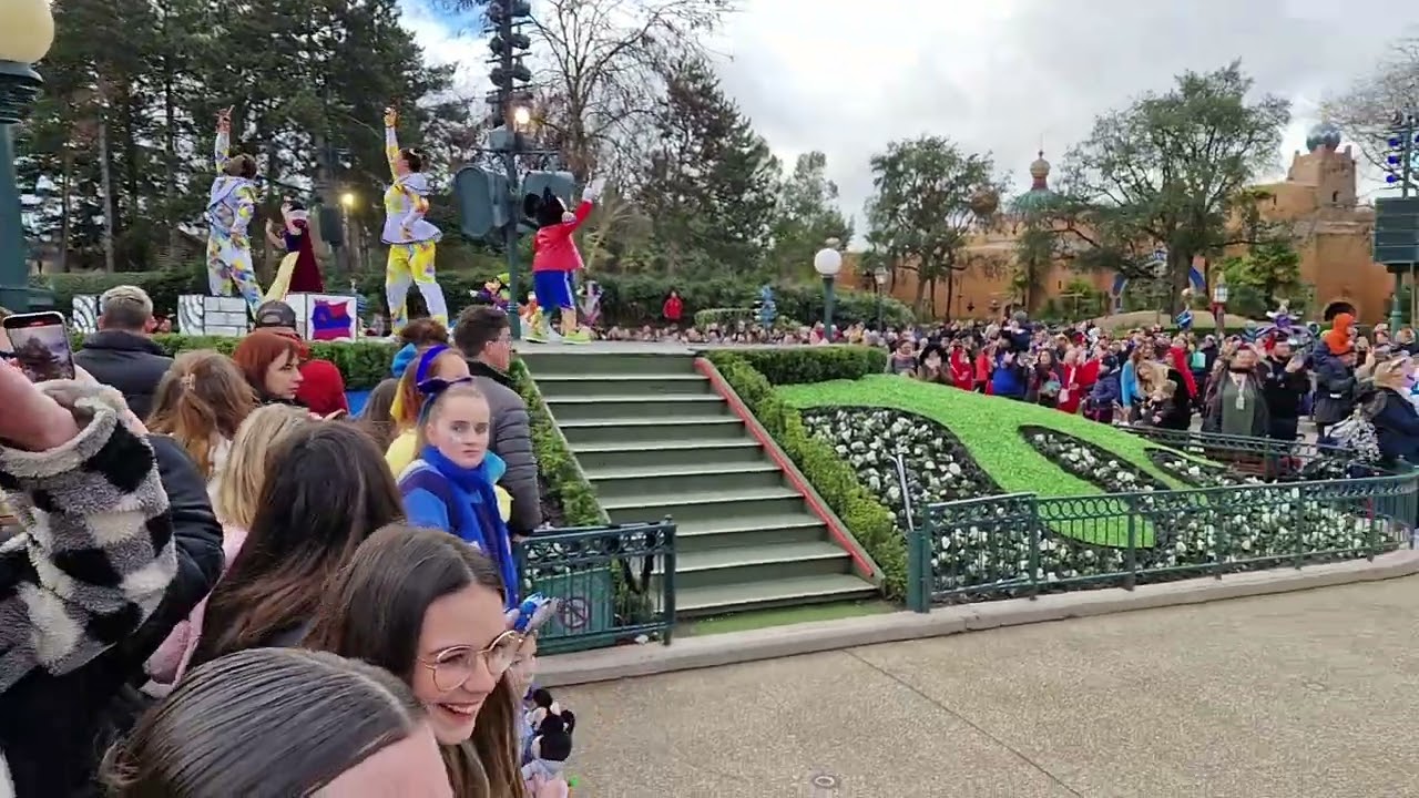 Disneyland Paris - A Million Splashes of Colour - parade - #disneylandparis  #disneyland #disney