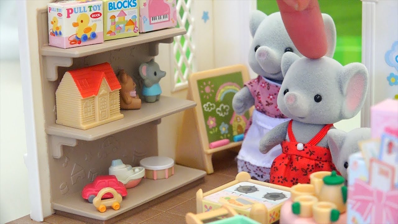 La familia Elefante va a la juguetería |  Historia en español para niños