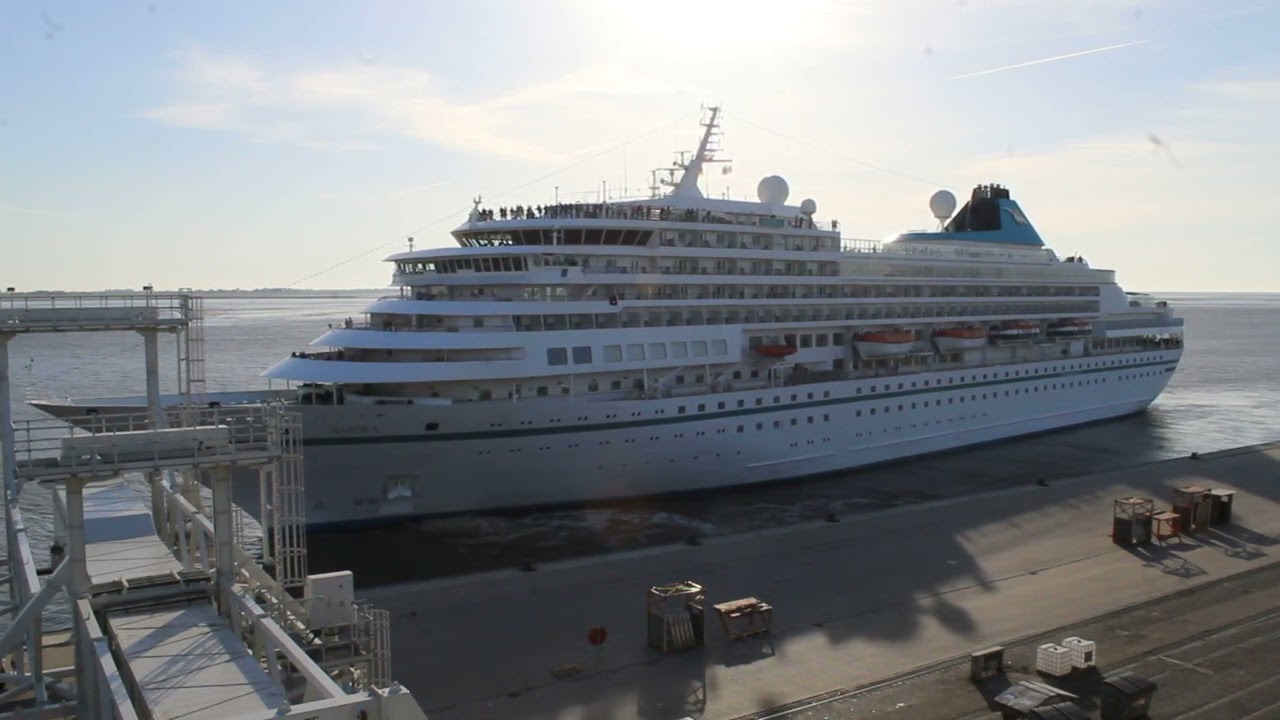 Die MS Deutschland und MS Amera verlassen Bremerhaven und nehmen beide Kurs auf England