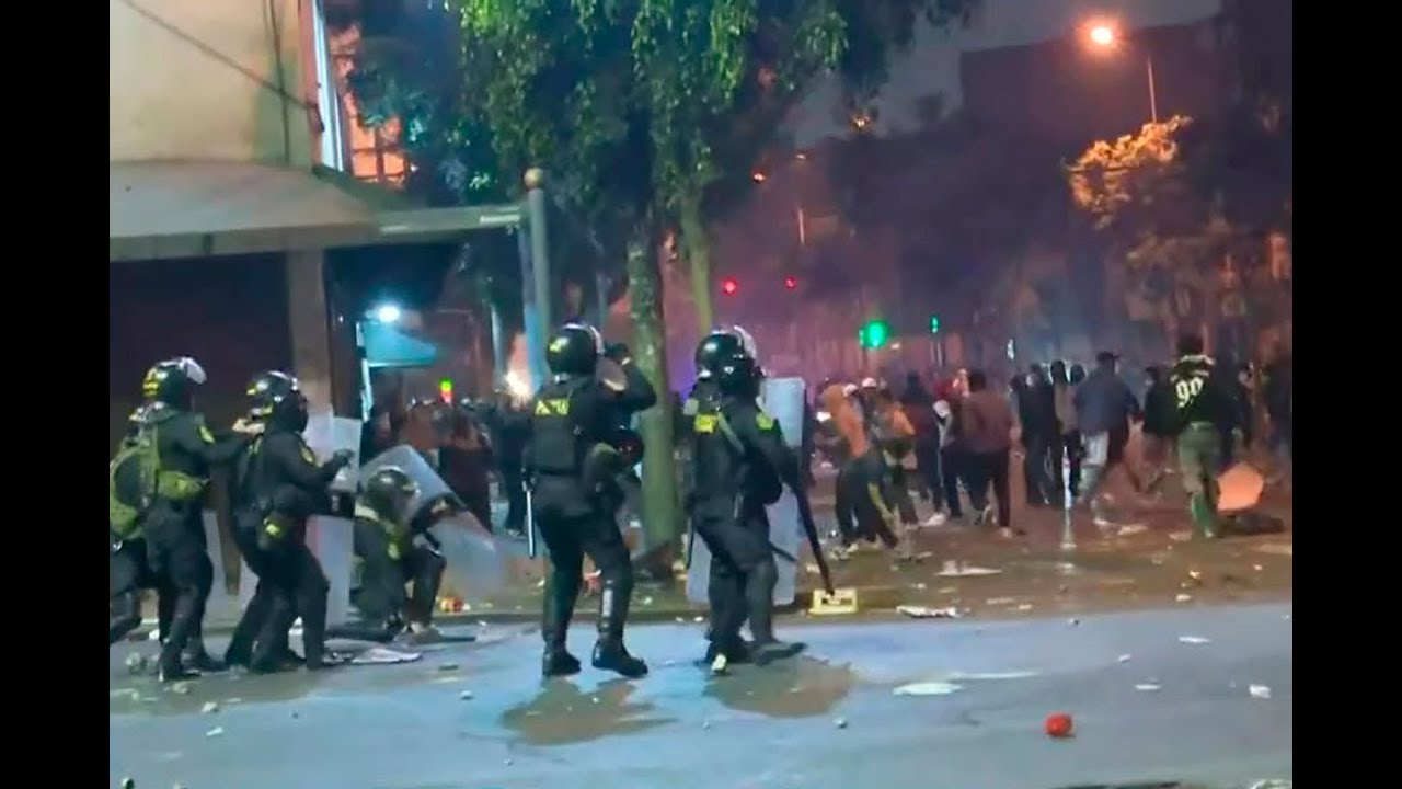 Imágenes muestran el nivel de violencia que ha dejado policías y manifestantes heridos en la marcha