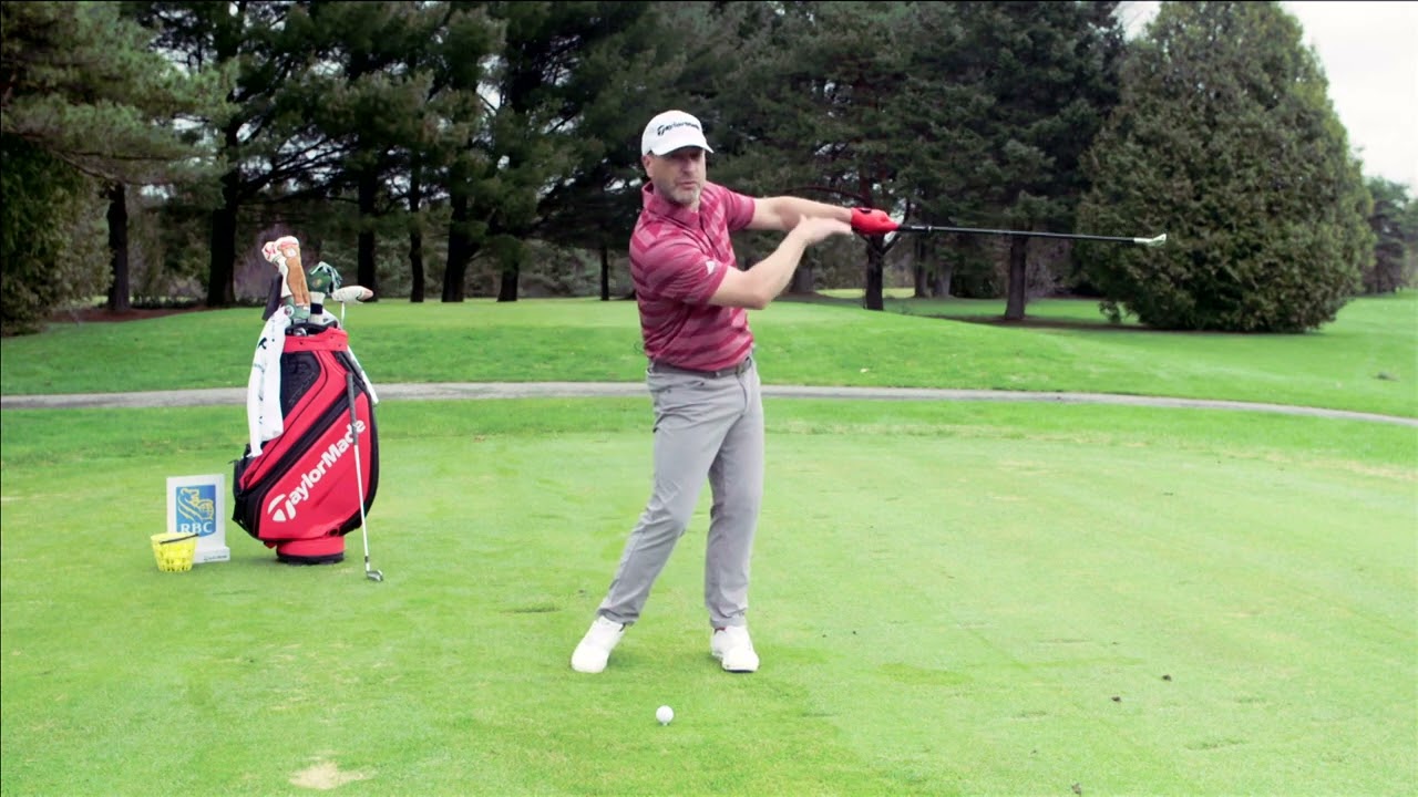 Au 19e - Saison 11 - Au terrain d'exercice - Le relâchement des poignets durant l’élan de golf