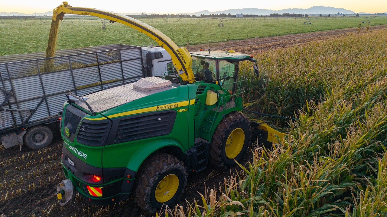 May Brothers Contracting Chopping Maize w/ John Deere 9600i