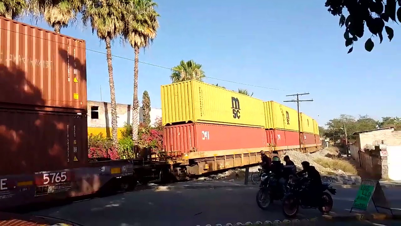 FXE 4613 cebra Liderando tren internodal con tres diablas