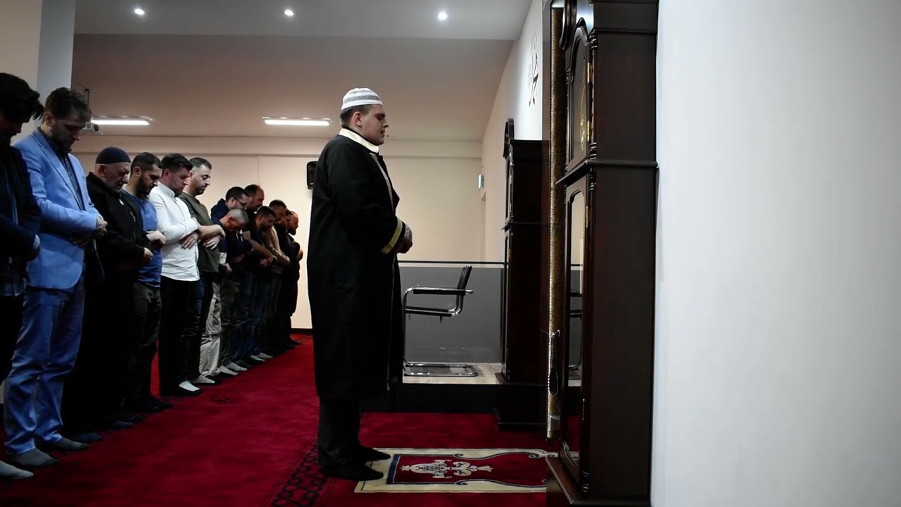 hafiz Hasip Emrullahi namazin e akshamit ne xhamin e Bülach-ut