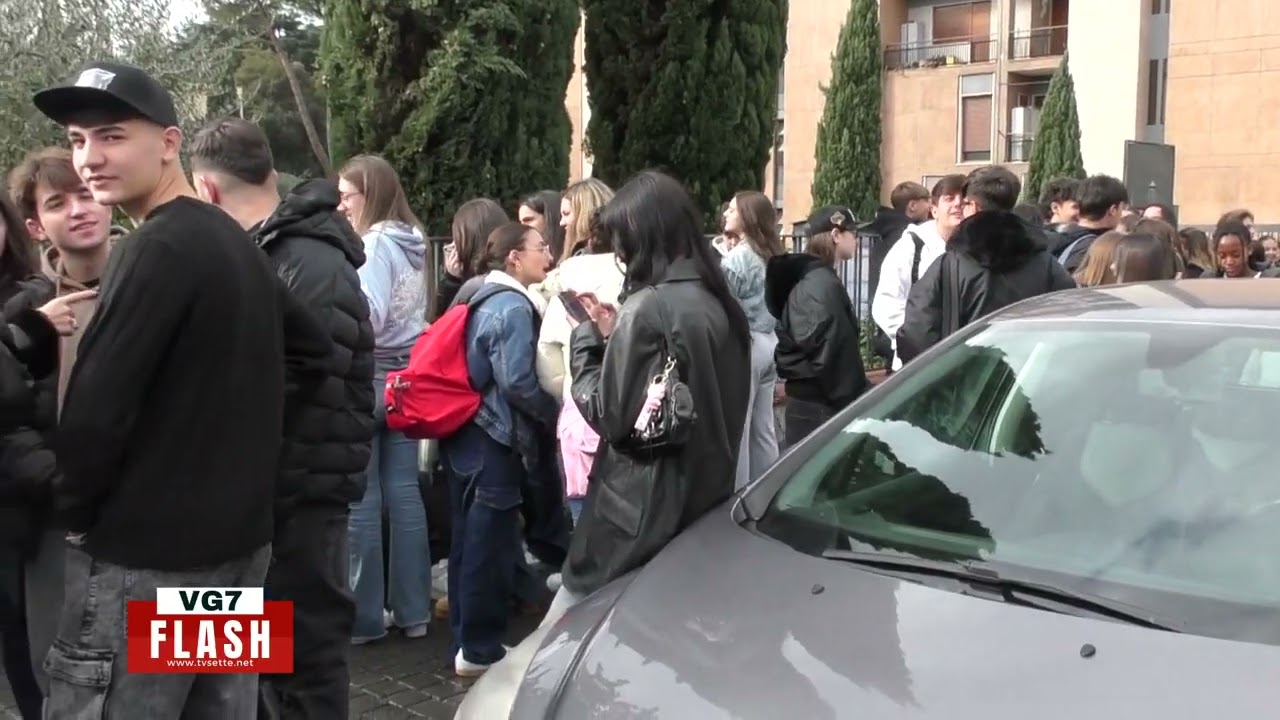 SCUOLE SENZA RISCALDAMENTI E SERVIZI. PROTESTA  DEGLI STUDENTI DEL LICEO CLASSICO “GIANNONE”.