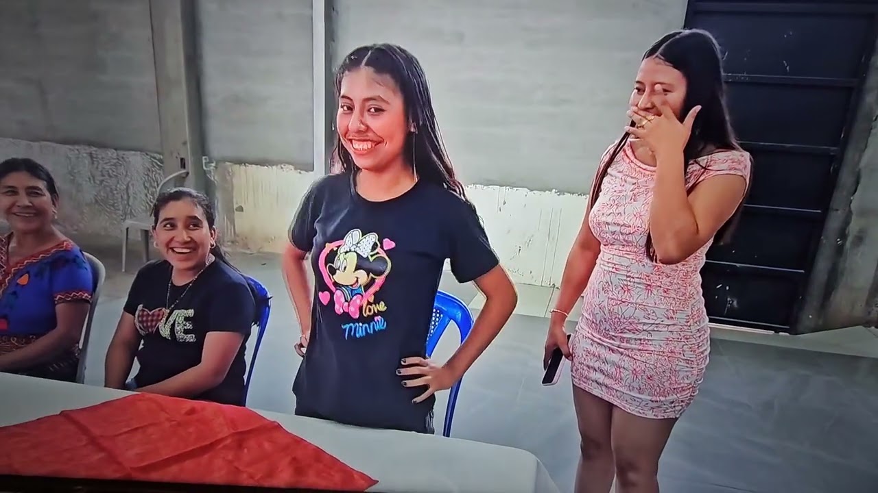 Wahu Dayrin asi de wapa llega a la fiesta. Malena y toda su familia llego a 