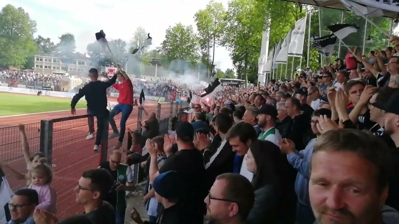 SG Wattenscheid 09 - Eintracht Rheine 2:0 Abpfiff Pyrotechnik Aufstieg in die Regionalliga