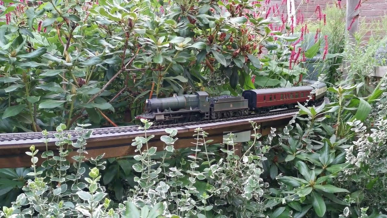 0 gauge in the garden; GWR 5327 with 5 Lionheart coaches
