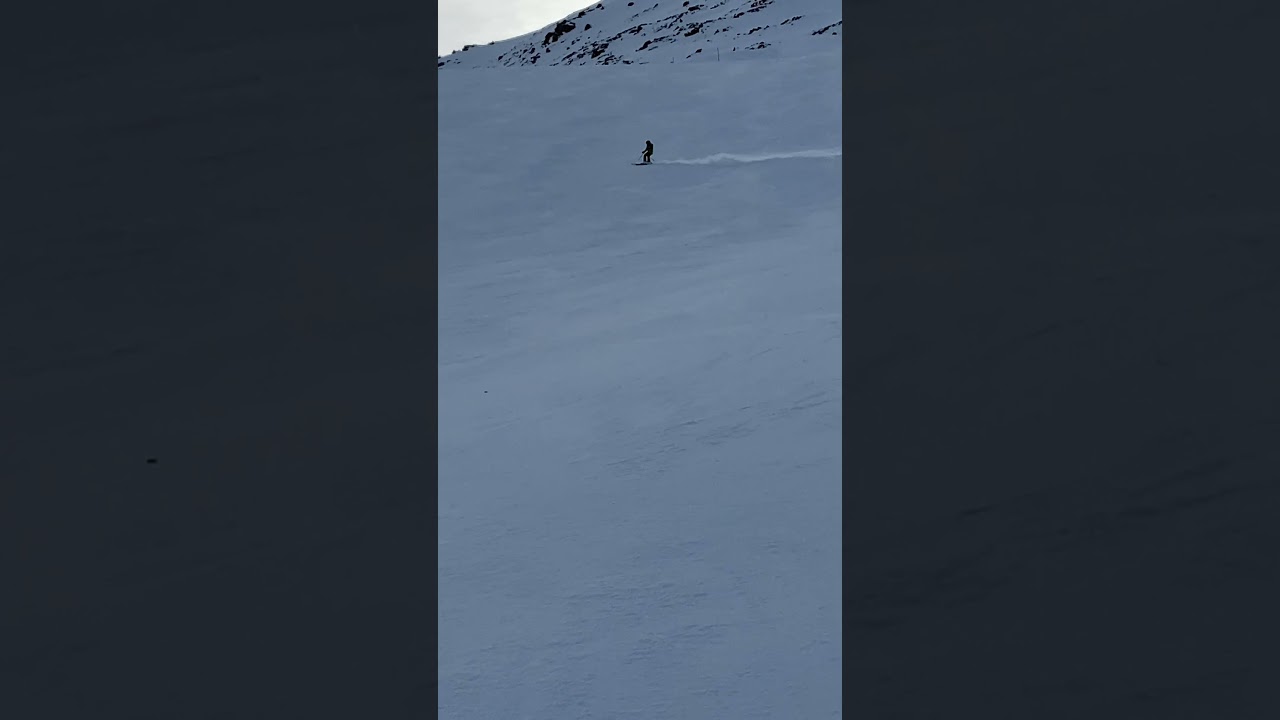 Race auf Eispiste mit Schneeh&uuml;gel