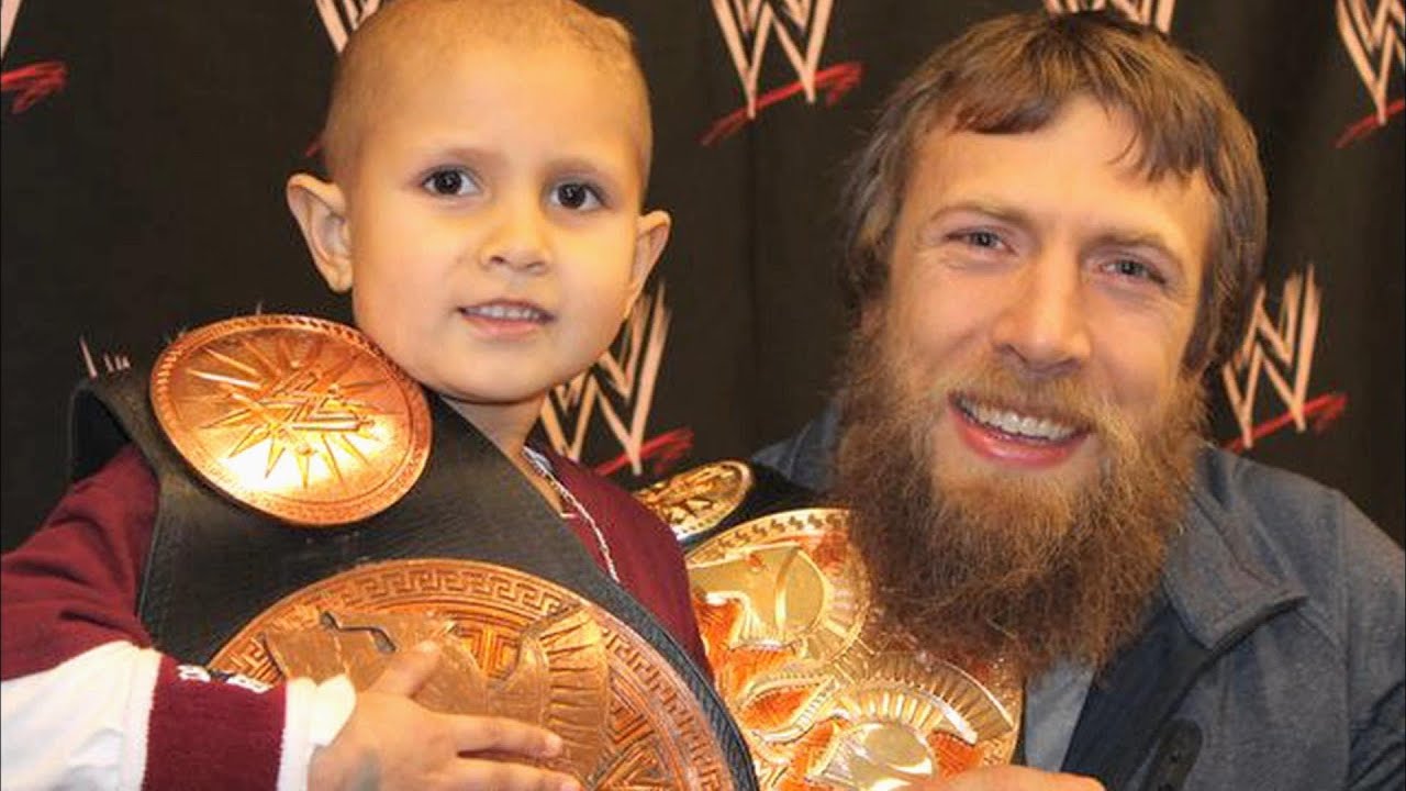 WWE чествует Коннора Михалека