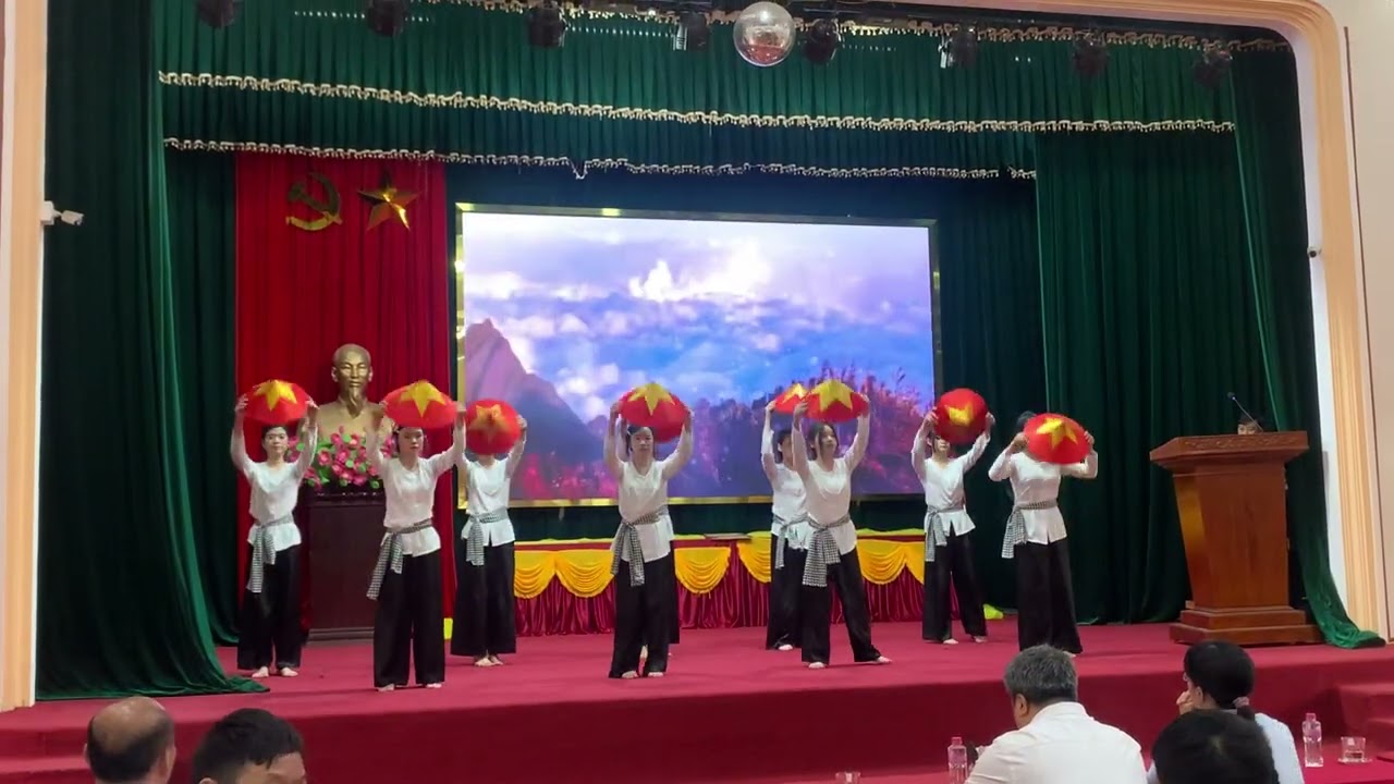 Lớp 9C - Trường THCS Bách Thuận tiễn tân binh lên đường nhập ngũ năm 2026