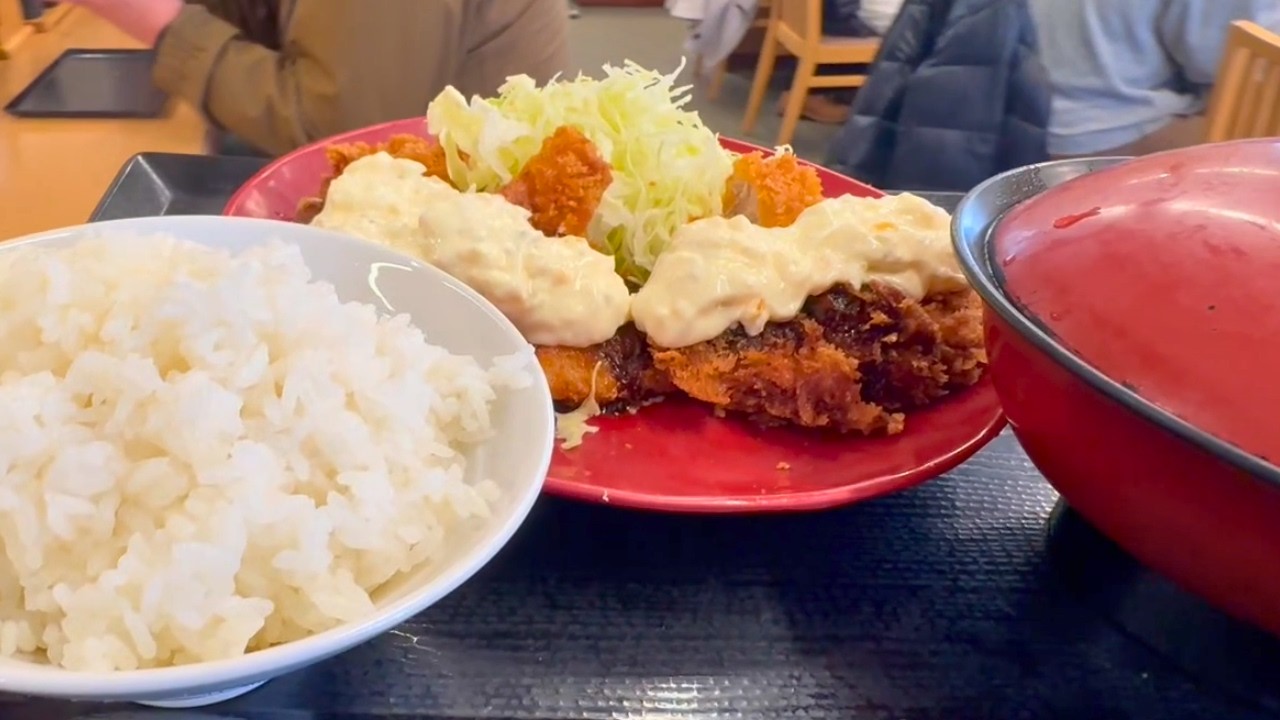 【$6.43】Dead tired Japanese salaryman eating a chicken cutlet set meal for lunch