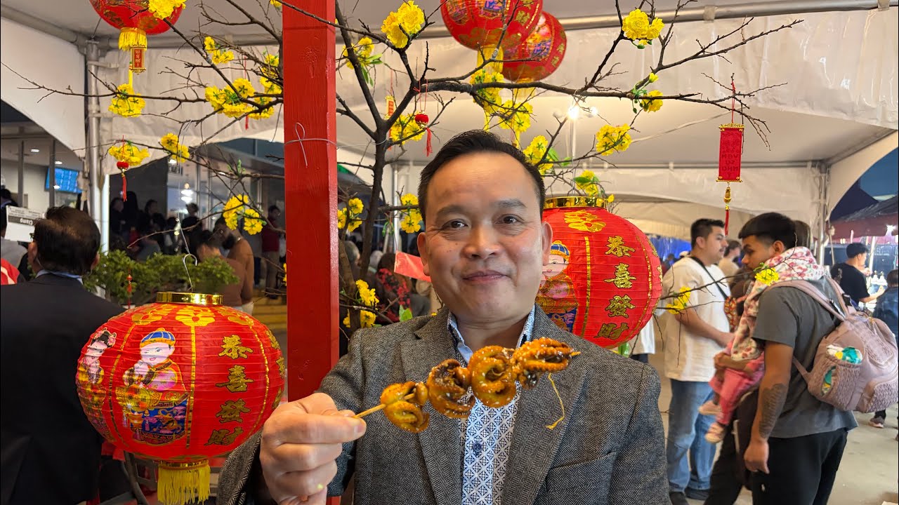 Hai vợ chồng em đi chơi chợ Xuân ở Garland Texas