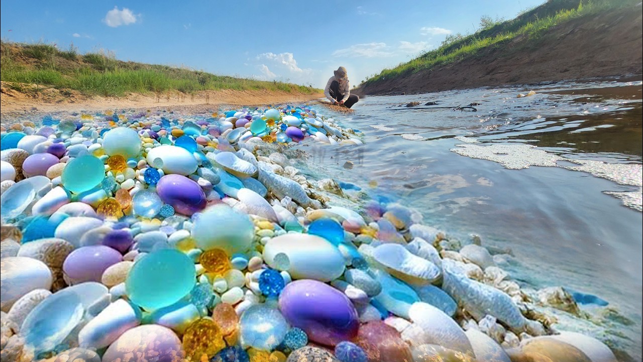 The River side rich in Gemstone, turning over thick crystal pebbles，Rainbow Beach's Crystal.