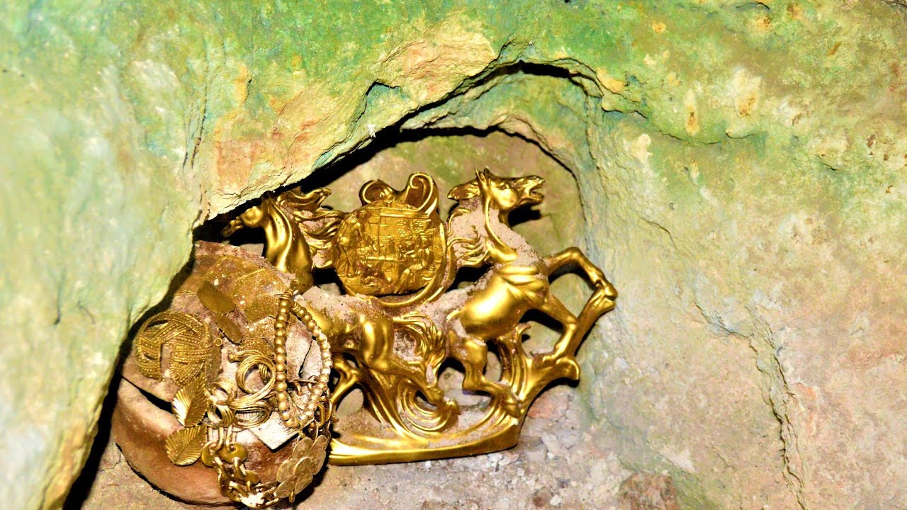 Treasure hunter / Open a cave and find a  jar fulle and antiques of gold
