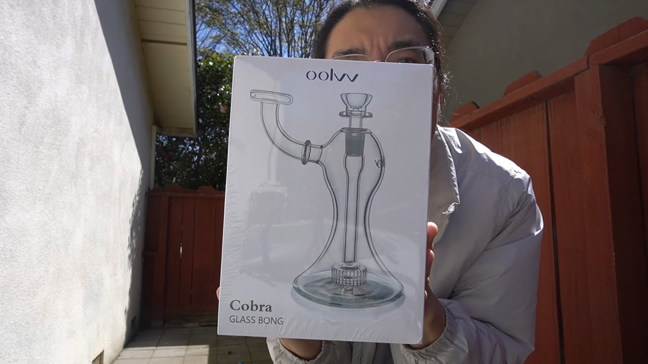TRYING AN OOLVV GLASS COBRA BONG
