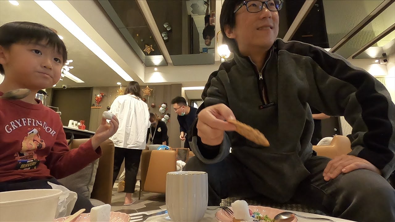 好像住飯店..坐月子也能聖誕派對+魔術秀｜抽到什麼禮物？