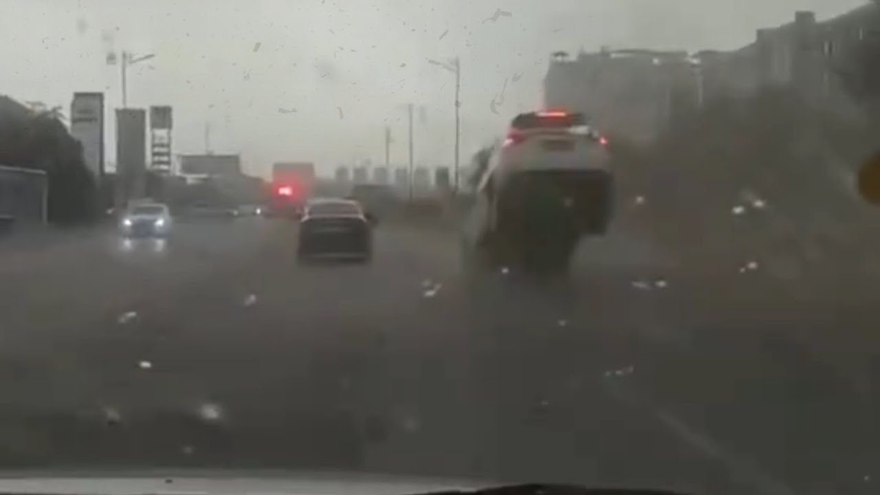 Super tornado in China causing damage! Over 180 km/h wind hit Liaoning province