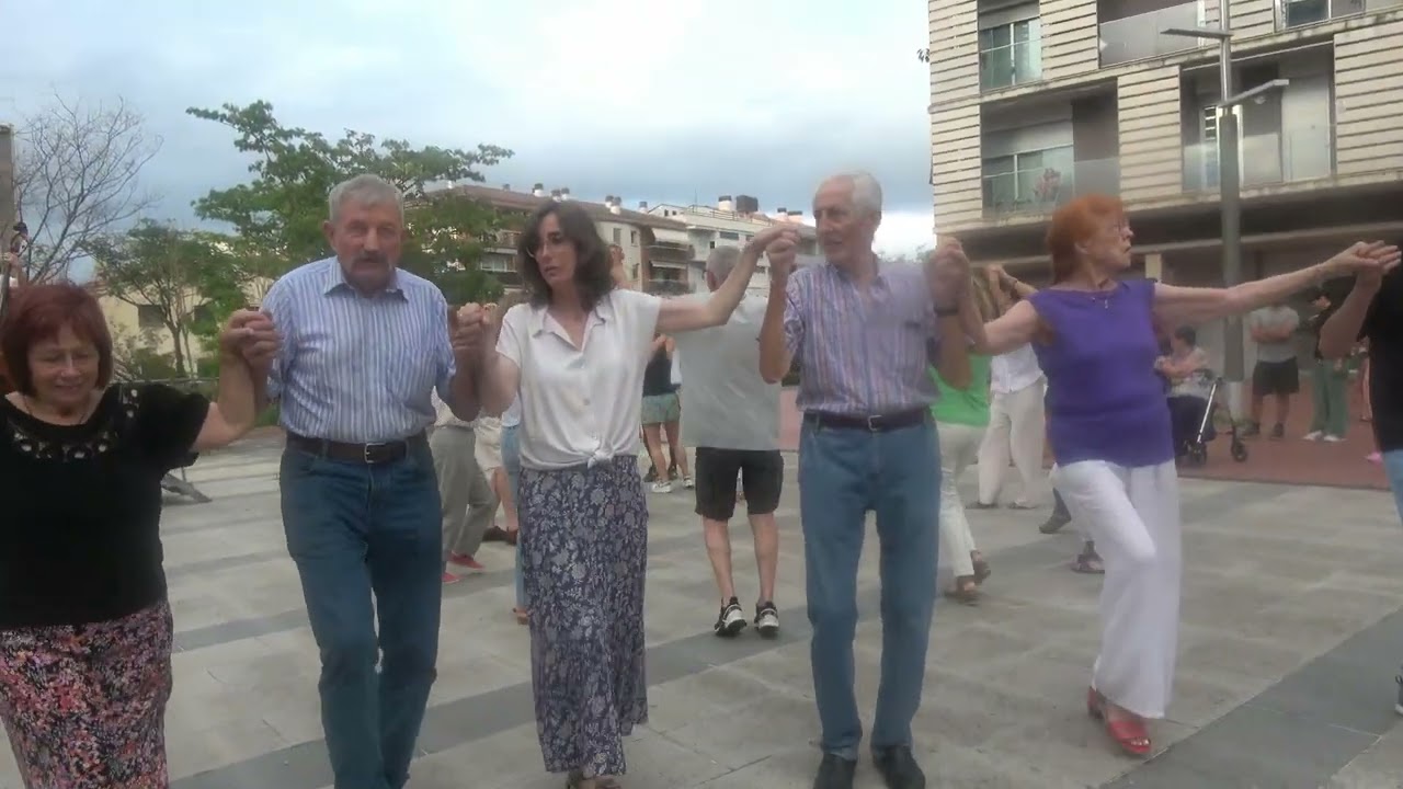 SARDANES A LA PLAÇA DE LA XIMINEIA