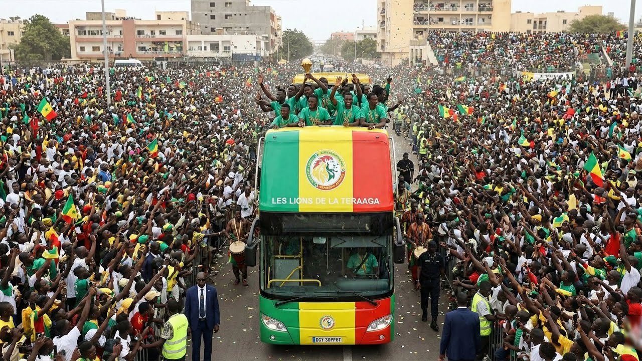 Direct • La caravane des Lions champions d’Afrique envahit les rues de Dakar