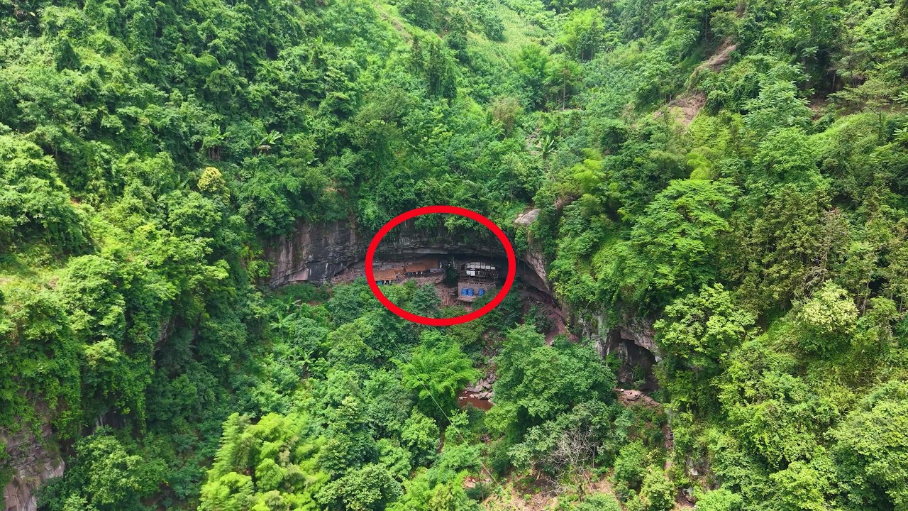 Семья на протяжении поколений жила в пещере в глубокой горной долине в Юньнани.