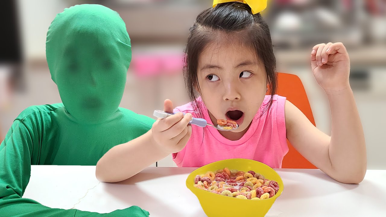 초록색 옷을 입으면 사라져요? 서은이의 투명인간 놀이 시리얼 먹방 Seoeun Pretend Play Invisible man Mukbang