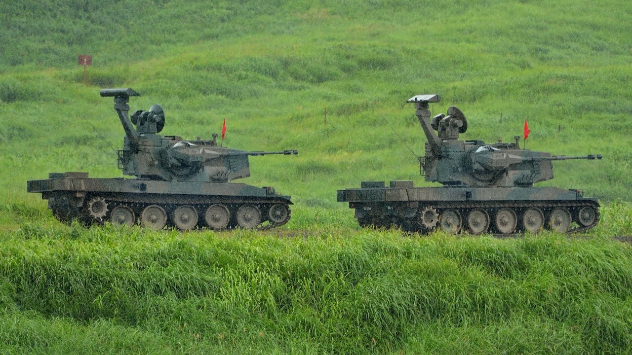 Japan's Mitsubishi Type 87 self-propelled anti-aircraft gun Oerlikon 35 mm twin cannon Guntank JGSDF