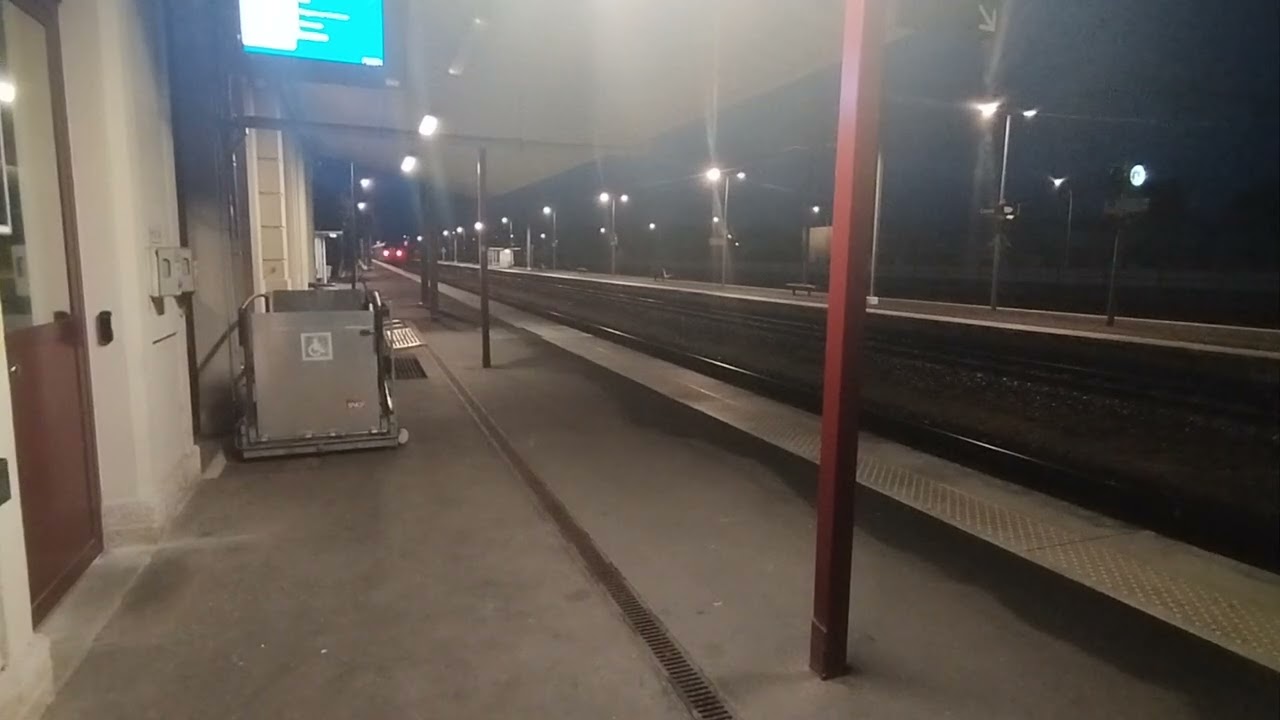 Intercités N 5978 destination Paris Bercy En Gare de Cosne 