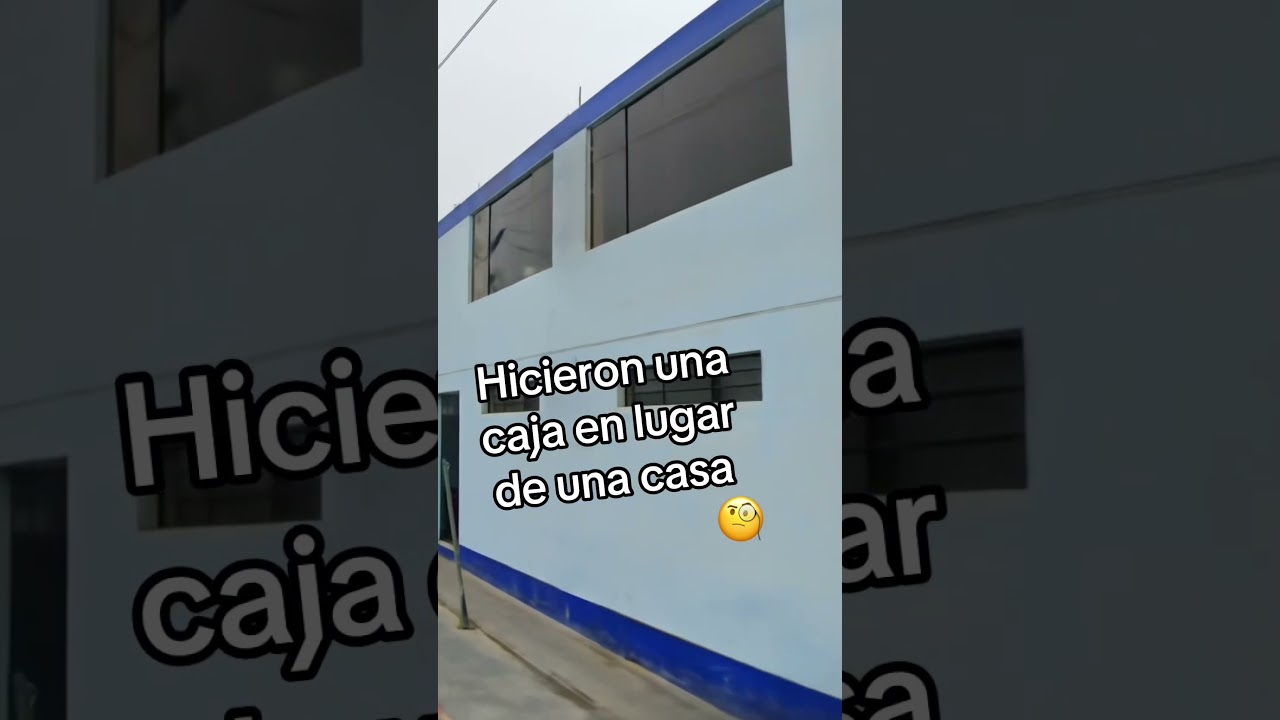 La fachada de la casa es muy simple y de color azul #casa