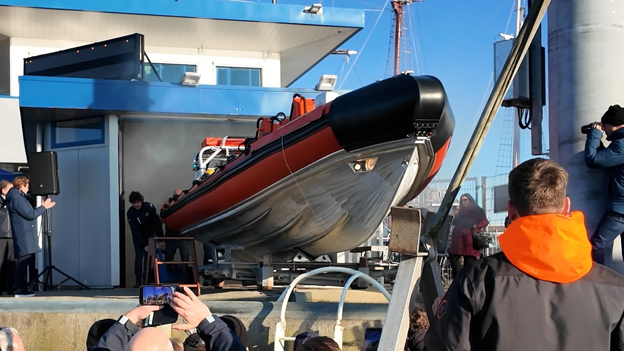 Nieuw materiaal voor de vrijwilligers van de KNRM Harlingen: nieuwe snelle boot gedoopt