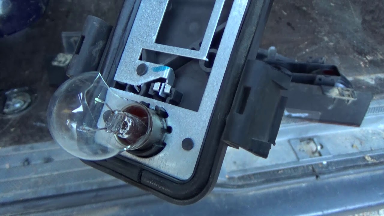 VITO & VIANO: Cómo sustituir las bombillas o los pilotos de las luces traseras Mercedes VITO W639