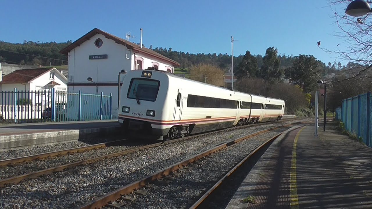 Trenes de Renfe y Takargo en la estación de Neda