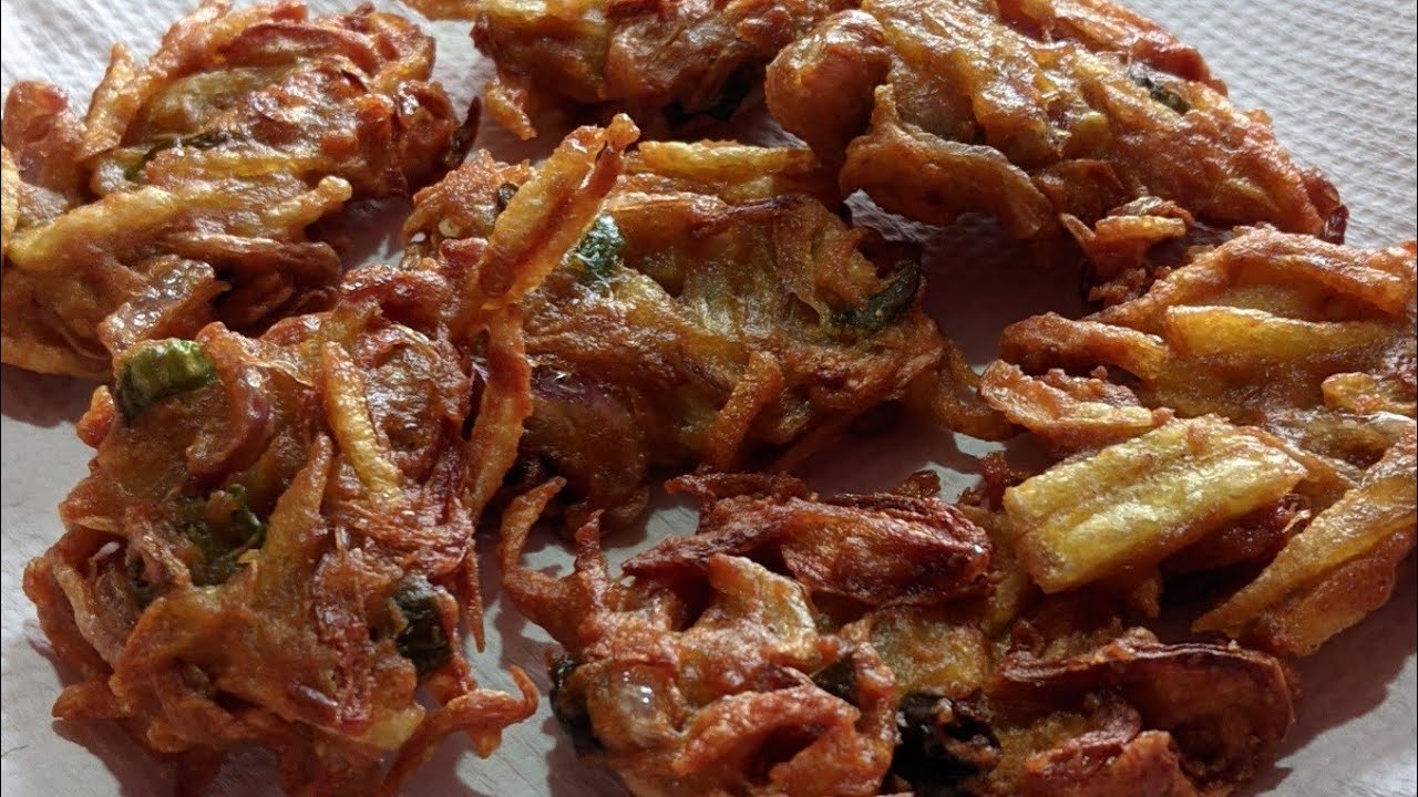 বিকালের নাস্তায় মচমচে পেঁয়াজ ও আলুর পাকোড়া।