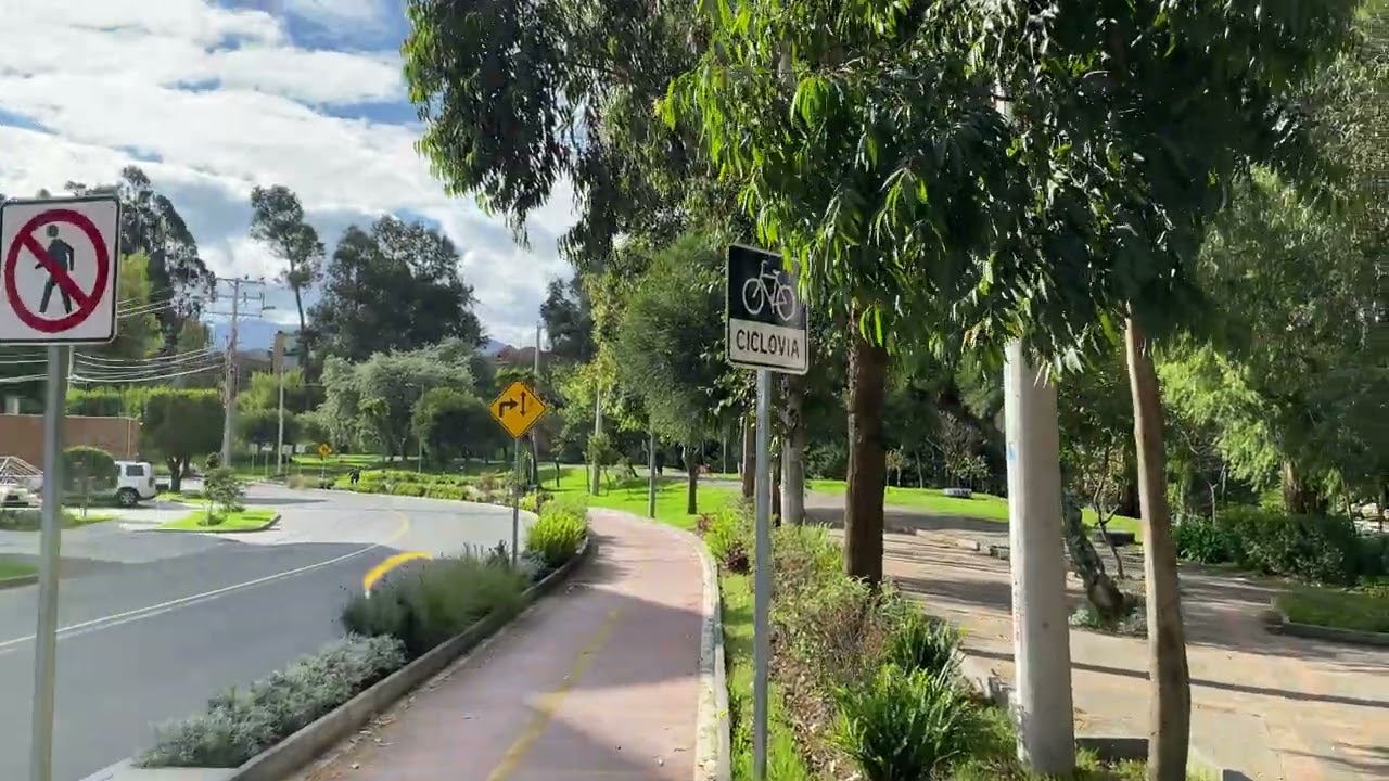 Ecuador, Cuenca. Streets. Av.Primero de Mayo (4k 60fps)