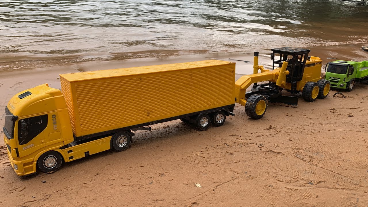 trator parola fazendo estrada na areia Kipper Traktor Grader