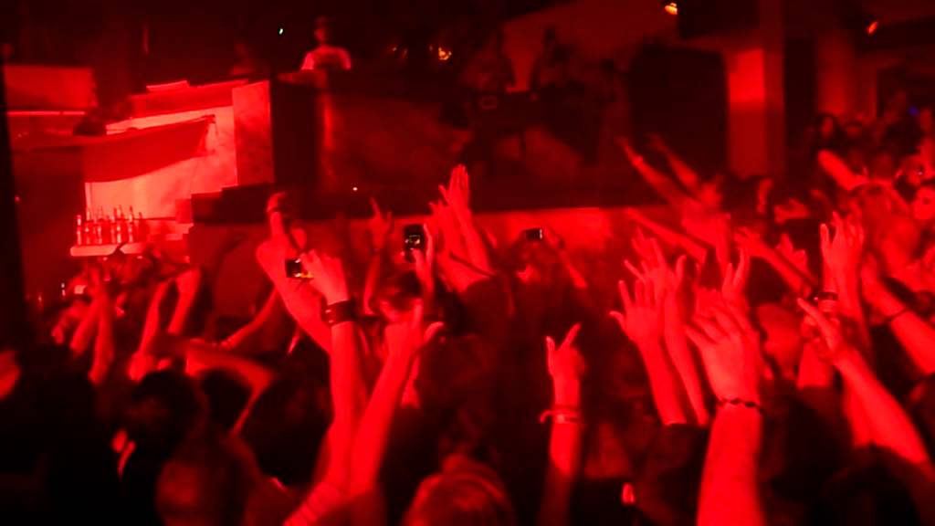 Alesso Mosquerade Motel @ Pacha 4.7.2011 Ibiza play Avicii - Levels (Original Mix)