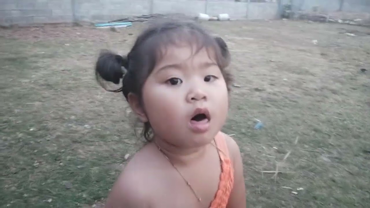 พาหลานมานั่งเล่นหน้าบ้านยามแลงจ้า