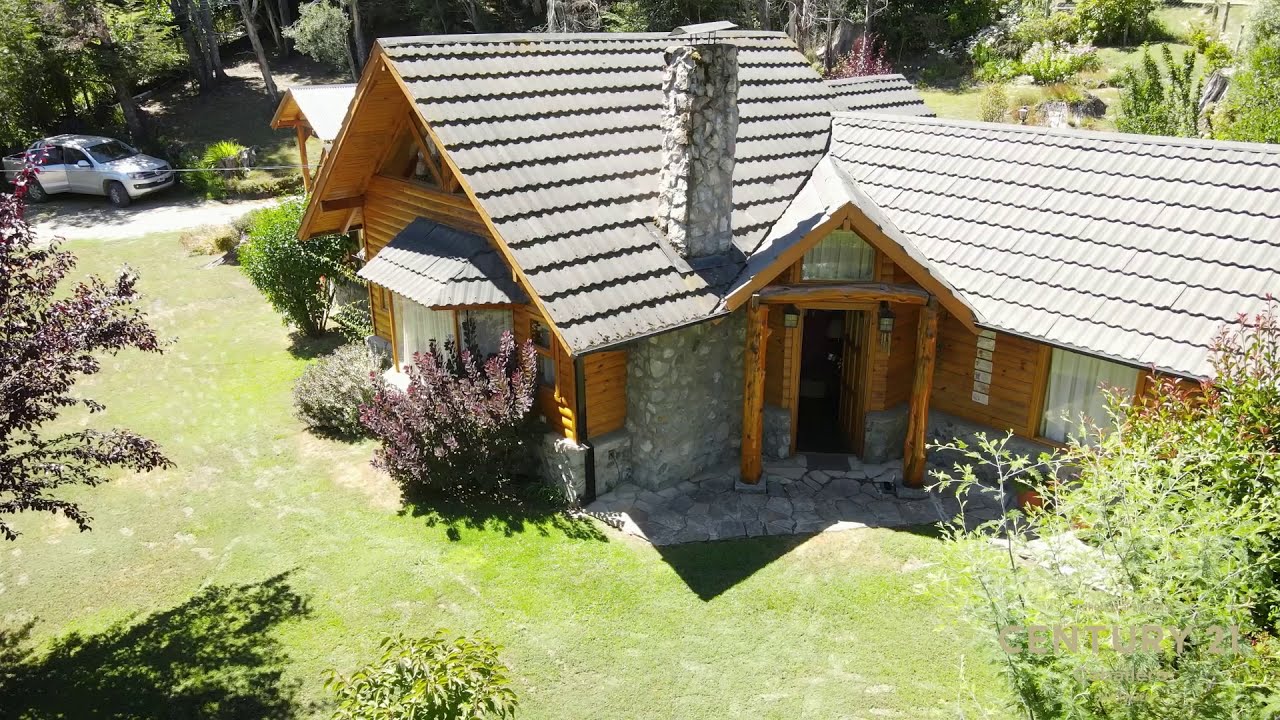 Casa con amplio y cuidado jardín, Villa La Angostura, cubiertos 140m2 - lote 1470m2