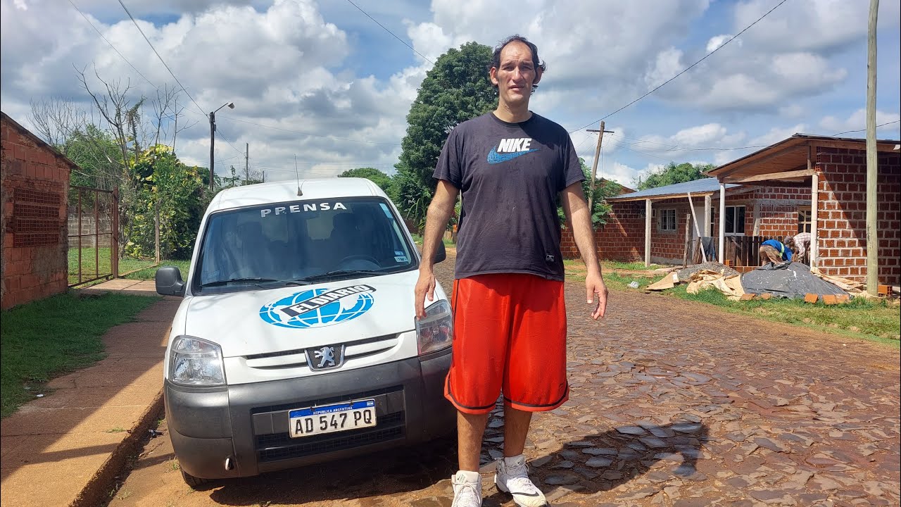El hombre más alto de Argentina es misionero, vive en Candelaria y busca trabajo