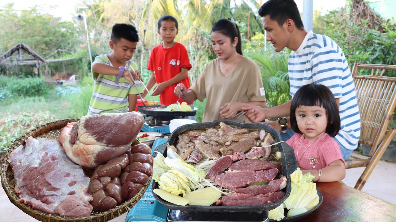 Cute girl Siv chhee, Seyhak and Pich like BBQ beef in pan - Cook and eat