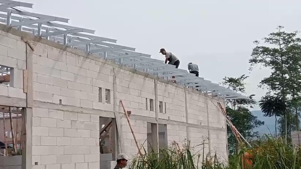 Proses pasang rangka lisplank bangunan SPPG BGN.